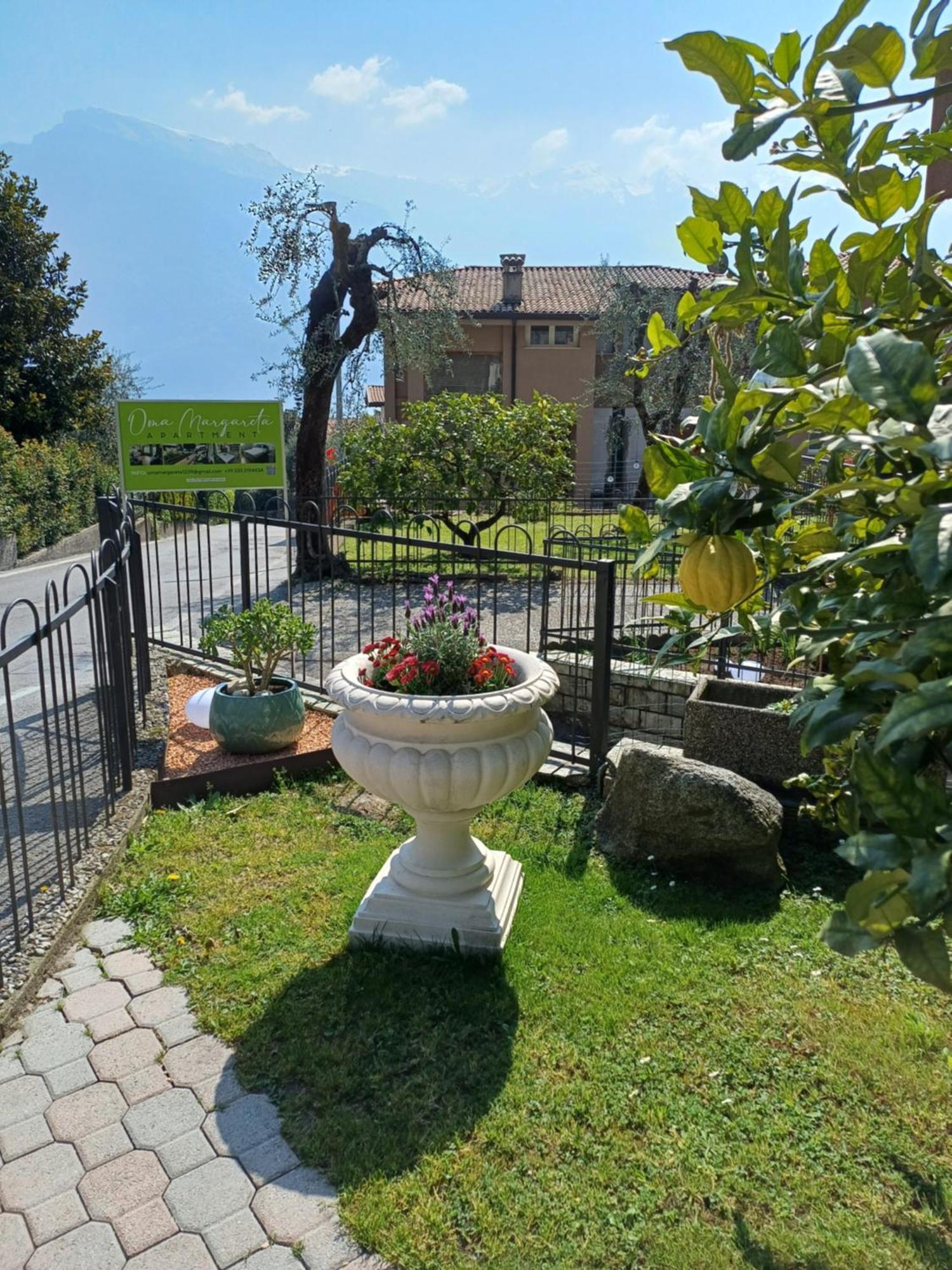 Oma Margareta Apartment Limone sul Garda Buitenkant foto